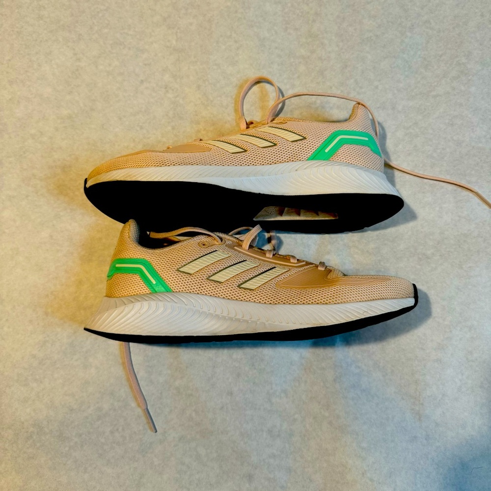 ❤️ Adidas size 6.5 light orange/peach sneakers